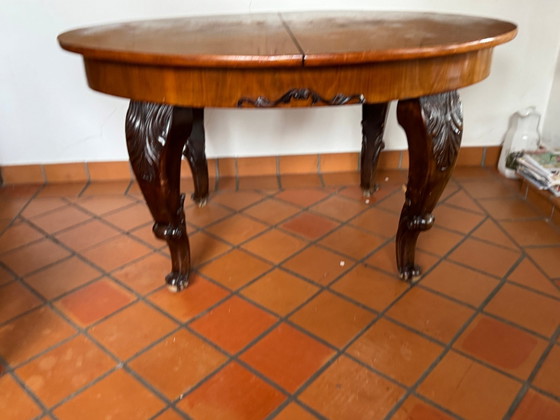 Mesa de comedor redonda extensible con patas de madera talladas – Mesas de comedor (photo 2 of 5)