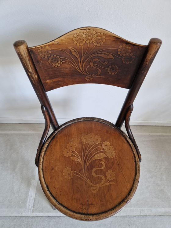 Sedia Art Nouveau in legno curvato con pirografia floreale – Sedie da pranzo (photo 2 of 5)