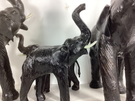 Image 1 of Ensemble de 4 éléphants vintage en cuir des années soixante
