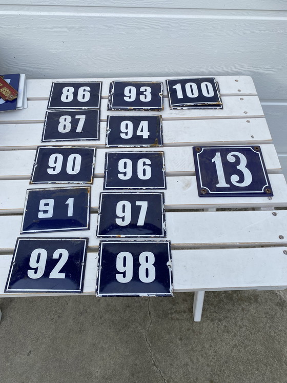 Image 1 of Numéros de maison vintage en émail, 64 pièces