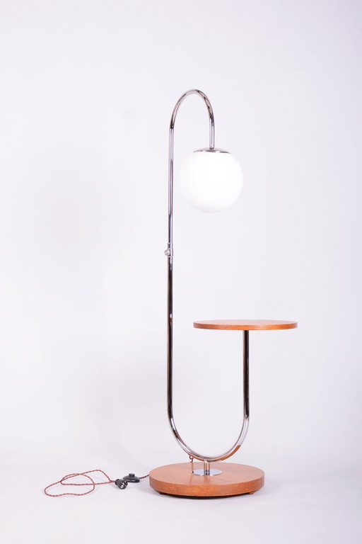 Gerestaureerde Bauhaus-staande lamp van Robert Slezak, eikenhout, chroom, glas, Tsjechisch, jaren 1930. – vloerlampen, Wood