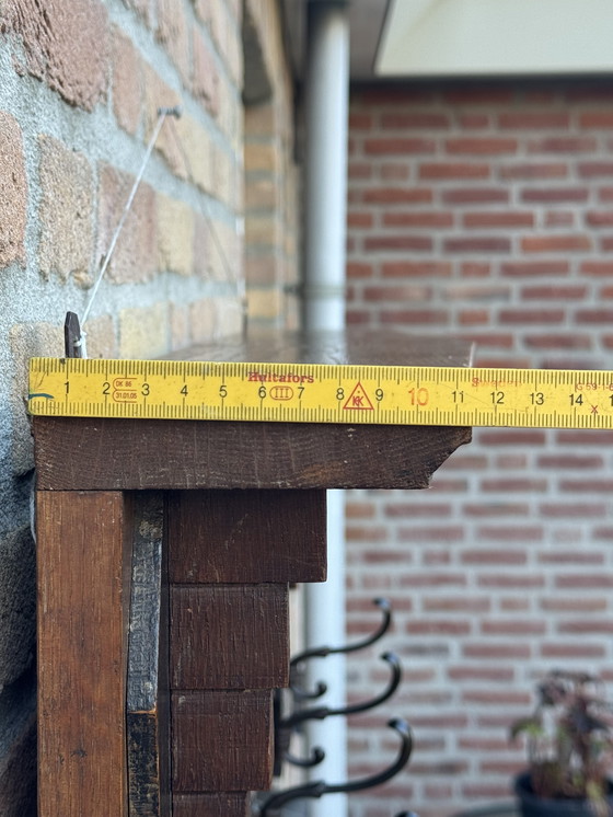 Image 1 of Porte-manteau de l'école d'Amsterdam | vers 1920 | Chêne massif | Une pièce qui attire tous les regards