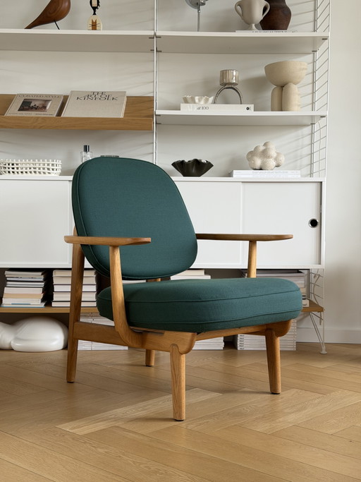 Fritz Hansen Fri™ Lounge Chair van Jaime Hayon – Eiken & Groene Bekleding (2019)