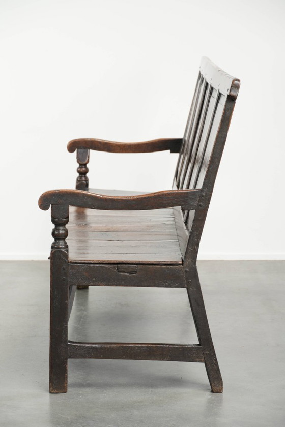 Image 1 of Prachtige antieke Engelse houten bank/ halbank uit begin 18e eeuw met prachtige warme kleuren en mooie details