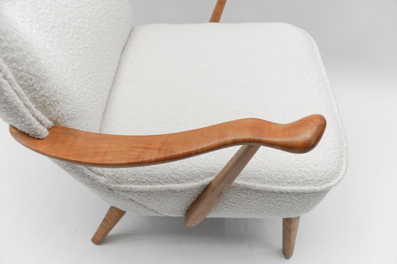 Image 1 of Grandi poltrone con schienale alto in tessuto bouclé bianco e braccioli ergonomici, anni '50