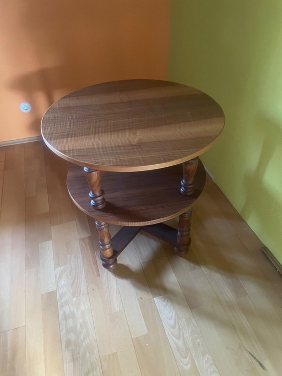 Image 1 of Großer runder gedrechselter Tisch