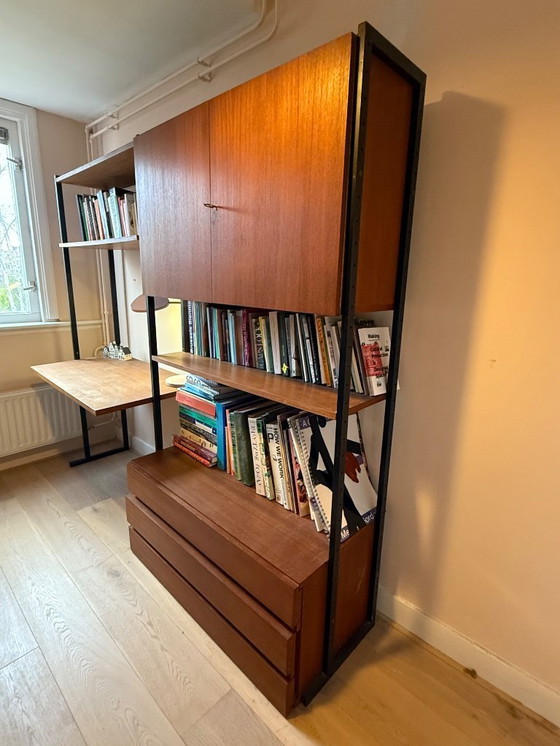 Image 1 of Bureau des années 70 avec étagères et placard intégrés
