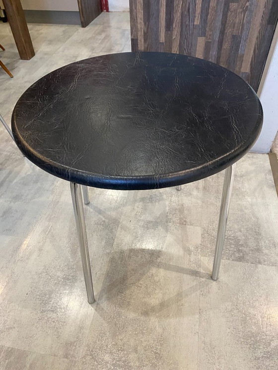 Image 1 of Tavolino laterale vintage in stile Bauhaus cromato e similpelle nera, anni '70