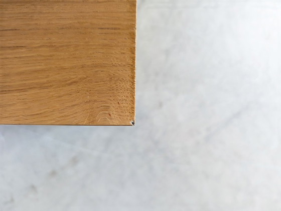 Image 1 of Set van 2 Koinor bijzettafels/bankjes, eikenhouten balk, Bewerken Vrije Beweging