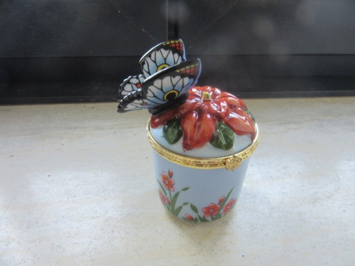 Boîte à bijoux en porcelaine avec couvercle et motif papillon, dans sa boîte d'origine réf. 120726