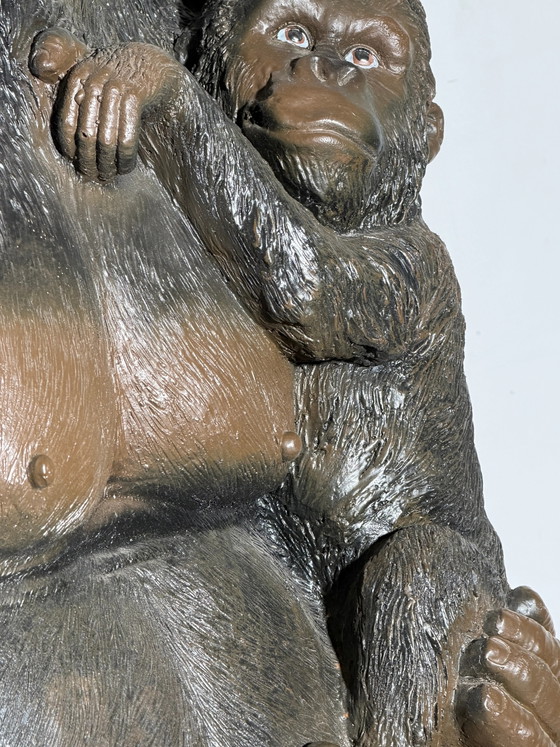 Escultura de gorila con cría – Estatua decorativa de animal de gran tamaño – 120 × 90 cm (photo 7 of 10)