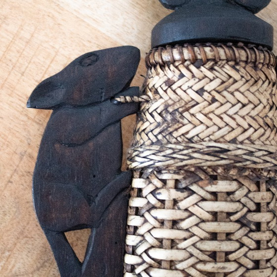 Vintage Zuid-Aziatische kleine rotan mand met houten knaagdierversieringen – Decoratieve objecten, Rattan (photo 7 of 8)