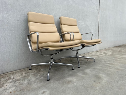 2x Vitra Eames EA216 Lederen Fauteuil