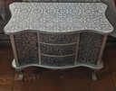 Cassettiera in stile barocco, argento e nero, 76x34x66 cm.