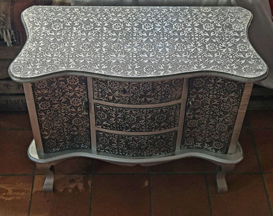 Image 1 of Cassettiera in stile barocco, argento e nero, 76x34x66 cm.