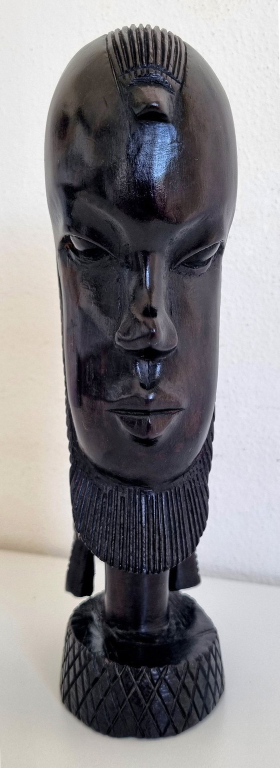 Image 1 of Vintage Afrikaanse buste, handgesneden uit donker hout.