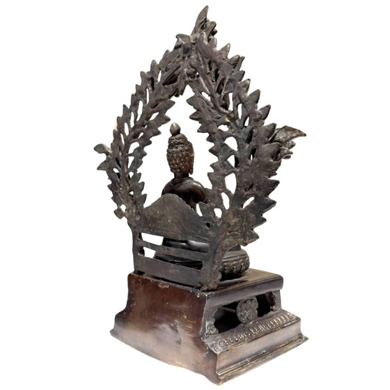 Bouddha Shakyamuni de l'Himalaya antique avec auréole – XVIIe-XVIIIe siècle – Lot 406 – Sculptures, Bronze (photo 4 of 25)