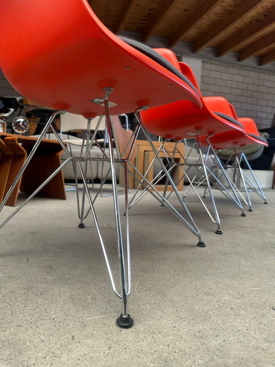 Silla Vitra Eames DAR, Charles y Ray Eames (stock: 8) – Sillones, Plástico, Textil (photo 3 of 6)