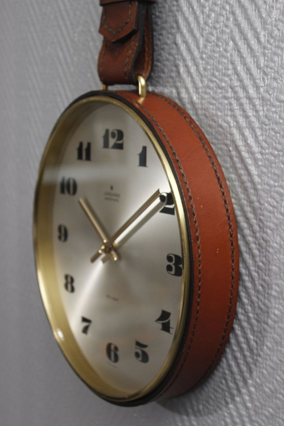 Image 1 of Pendule murale vintage Junghans laiton cadre cuir ceinture design moderniste 1970s
