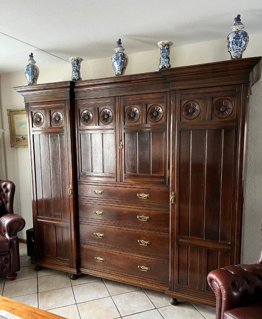 Wunderschöner, großer antiker Schrank aus Massivholz, in Teilen transportierbar.
