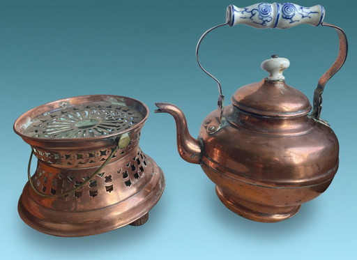 Bouilloire en cuivre antique sur réchaud dito