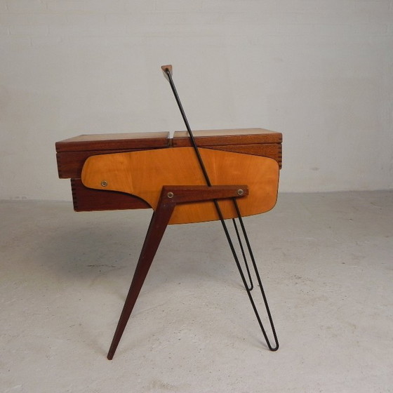 Image 1 of Coffre à couture vintage, coffre de rangement pliable à pieds inclinés, années 1950