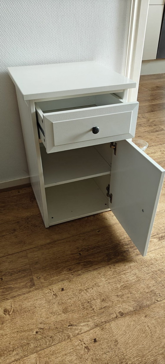 Image 1 of Comodino/mobiletto laterale bianco con cassetto e spazio di archiviazione
