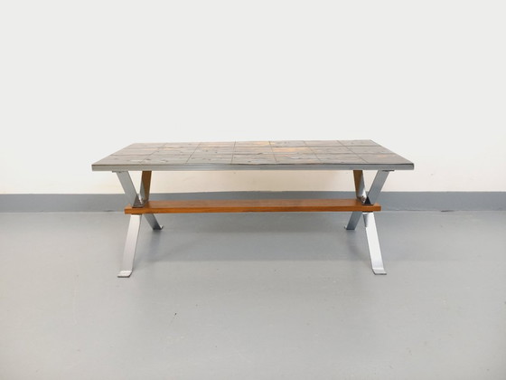 Image 1 of Vintage salontafel uit de jaren 60 en 70 van keramiek, verchroomd metaal en hout.