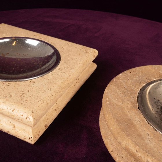 Pair of Italian Travertine Ashtrays / Vide-Poches, round and square 1970 – Table accessories, Metal (photo 15 of 20)