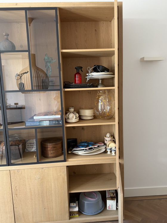 Image 1 of Eiken wandkast met zwart stalen vitrinedeuren