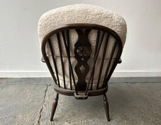 Vintage Ercol Model 994 Windsor Fauteuil, opnieuw bekleed met witte bouclé – Stoelen / fauteuils, Textile (photo 3 of 8)
