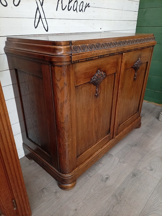 Image 1 of Armario antiguo con pedestal y cajones.