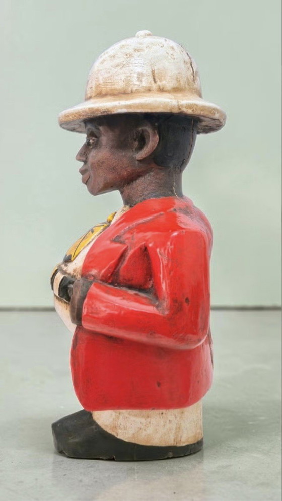 Image 1 of Afrikaner mit dickem Bauch und tropischem Helm