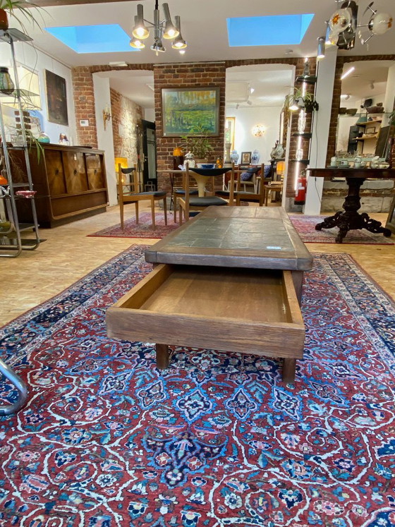 Salontafel in brutalistische stijl van eikenhout en leisteen met keramisch blad. – Stone, Wood (photo 3 of 8)