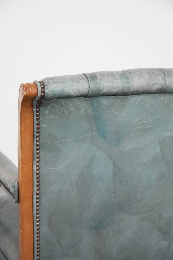 Image 1 of Sedia da ufficio Chesterfield in stile inglese classico con ruote in pelle di mucca azzurra e legno