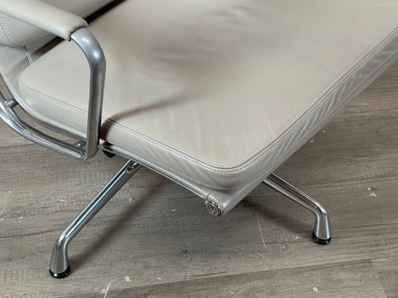 Vitra EA222 Soft Pad – Armchairs, Leather (photo 12 of 15)