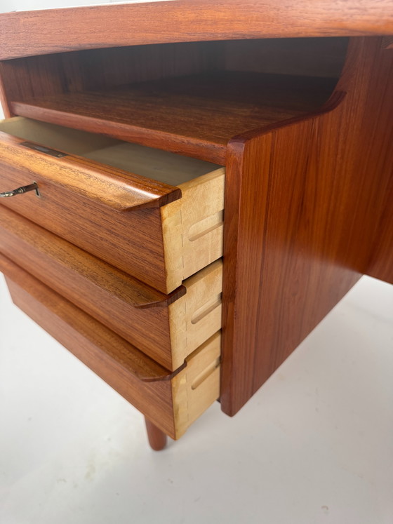 Image 1 of Bureau de direction Valdemar Mortensen – Design sculptural en teck danois, années 1960