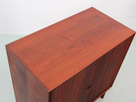 Image 1 of Piccola credenza scandinava in teak massello con ante a tenda Modello 301