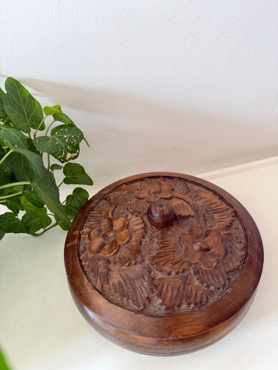 Vintage Round Wooden Keepsake Box – Decorative Objects (photo 4 of 7)