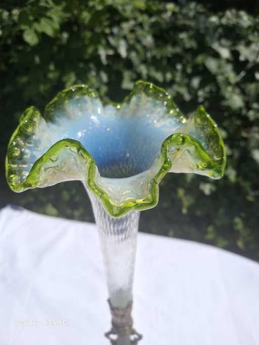 Schitterende art nouveau trompetvaas, ca. 47 cm – Boheems glas met metalen voet, circa 1900