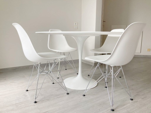 Knoll Saarinen Tulip-Tisch & Vitra Eames DSR-Stühle weiß