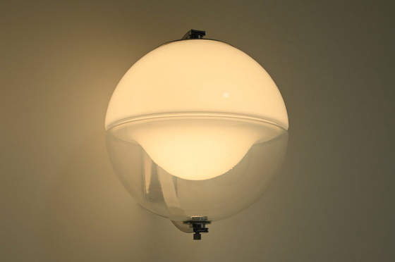 Image 1 of Set aus 2 großen Kugelwandlampen, Italien aus den 1960er Jahren.