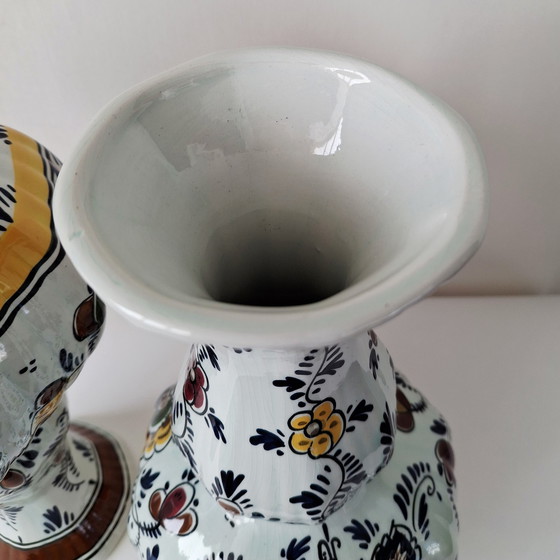 Image 1 of Coppia di vasi con pomoli policromi Delftware - 100% dipinti a mano - 27 cm