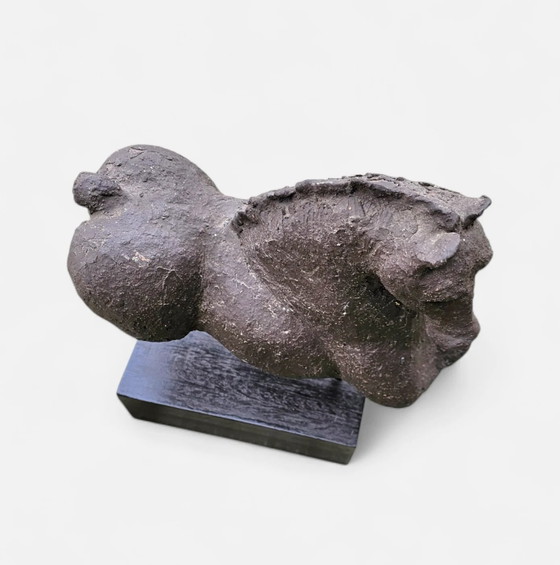 Keramische Beeldhouwkunst / Paardentorso op houten sokkel / – Ceramic (photo 4 of 8)