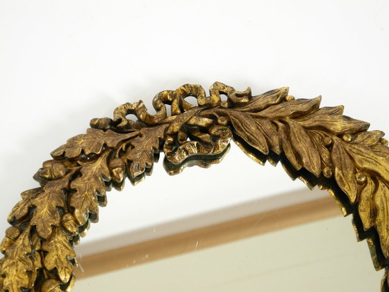 Image 1 of Precioso espejo de pared pequeño francés de mediados de siglo con un marco de latón ornamentado.