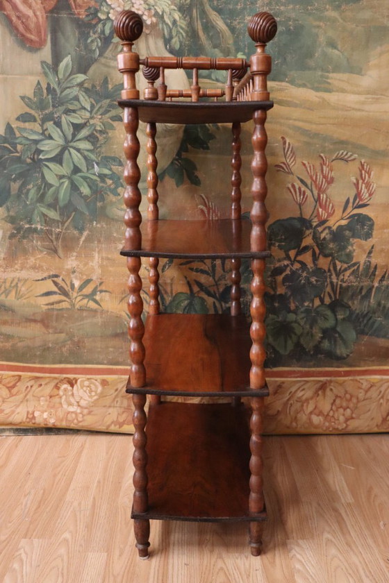 Image 1 of Altes Regal auf gedrechselten Holzbeinen