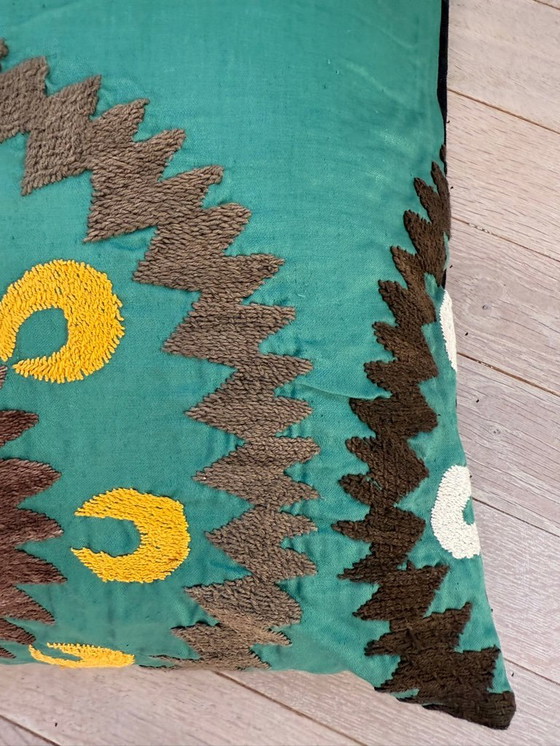 Image 1 of Coussin décoratif brodé vert style bohème Day Birger & Mikkelsen