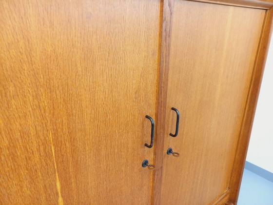 Image 1 of Armario antiguo de madera de roble de los años 50/60.