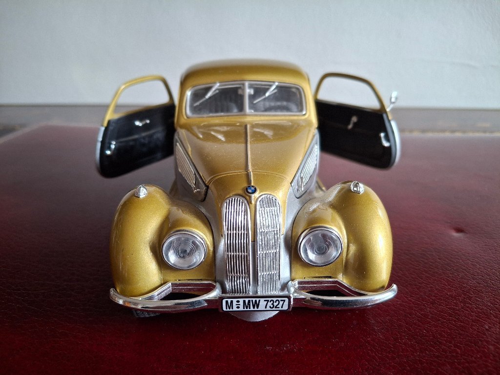 Rare 1937 BMW 327 coupé 1/18 scale Guiloy model in very good