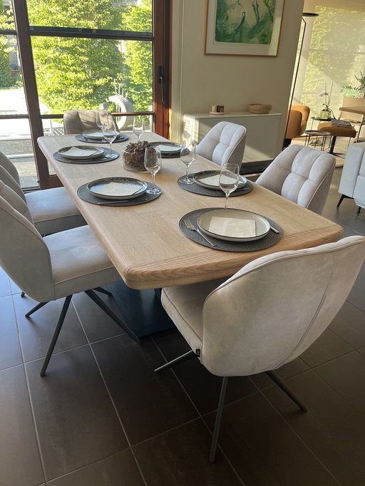 Tavolo in rovere riciclato con gamba centrale in metallo